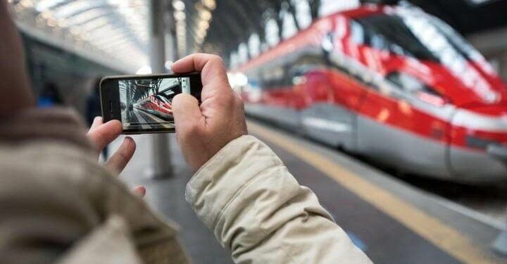 Treno-altavelocita_smartphone_Lapresse