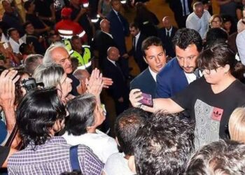 matteo-salvini-selfie-funerali-stato-genova