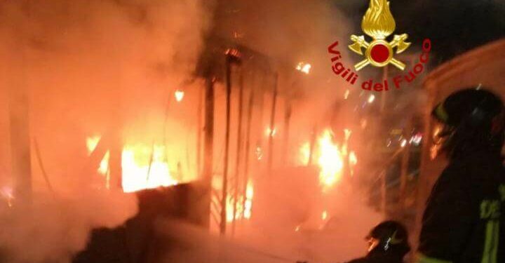 autobus_atac_roma_incendio_vigilifuoco_twitter_2018