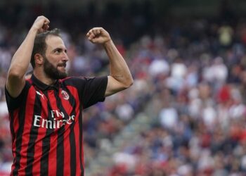 higuain_milan_braccia_2018