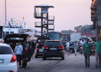 napoli_porto_nave_lapresse_2018