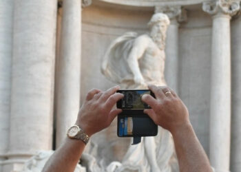 selfie_roma_fontanaditrevi_lapresse_2018