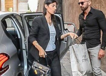 Virgina Raggi e la borsa Kelly 32 di Hermés