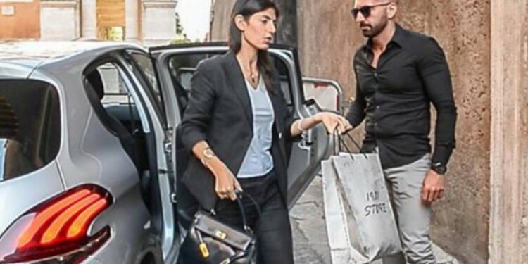 Virgina Raggi e la borsa Kelly 32 di Hermés