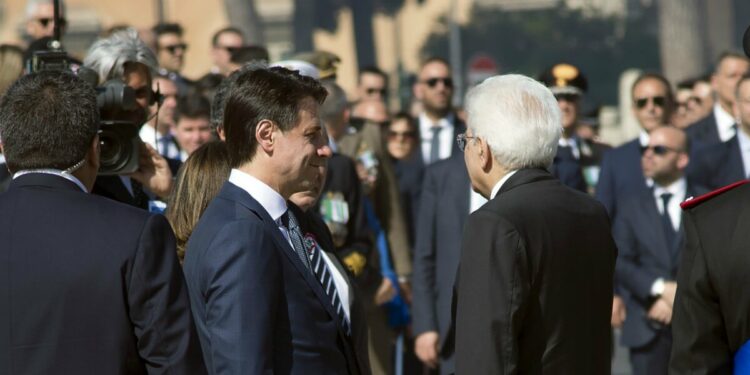 Giuseppe Conte con Sergio Mattarella (LaPresse)