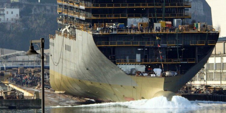 Varo di una nave alla Fincantieri di Castellammare (LaPresse)