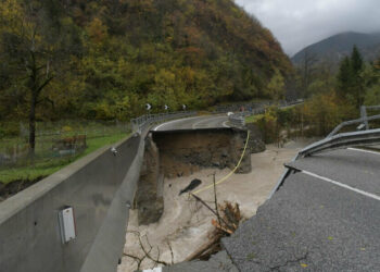 Maltempo in Friuli, il crollo di un ponte a Comeglians (LaPresse)