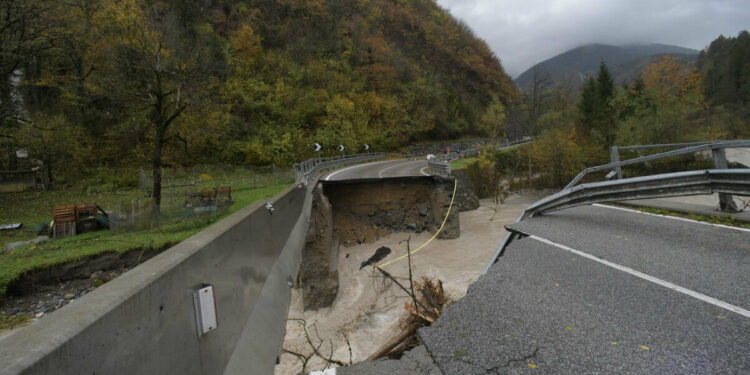 Maltempo in Friuli, il crollo di un ponte a Comeglians (LaPresse)