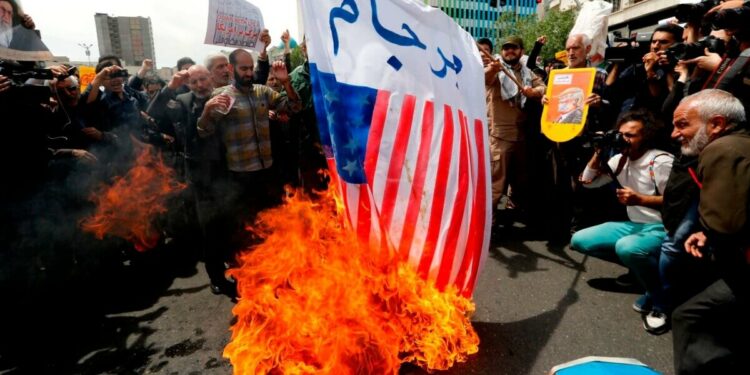 Bandiere Usa bruciate in Iran