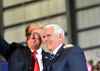 Donald Trump con il vicepresidente Mike Pence durante un comizio in Florida (LaPresse)