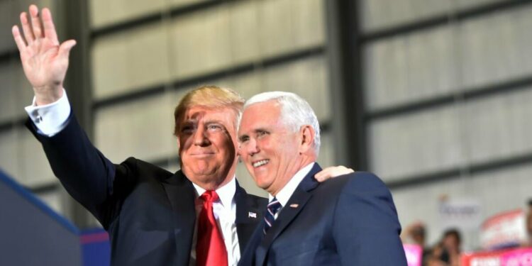 Donald Trump con il vicepresidente Mike Pence durante un comizio in Florida (LaPresse)