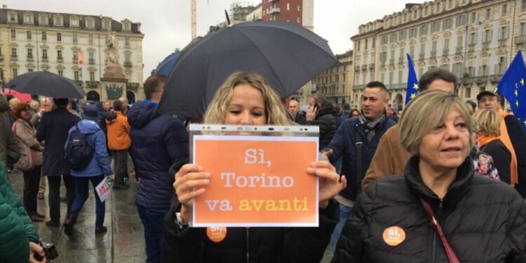 Tav Torino, manifestanti in piazza (Twitter)