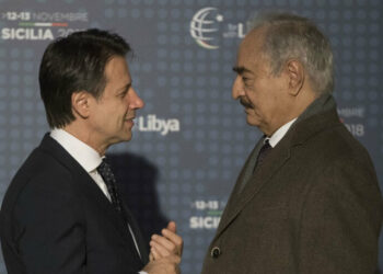 Il presidente del Consiglio, Giuseppe Conte, con il generale Khalifa Haftar a Palermo (LaPresse)