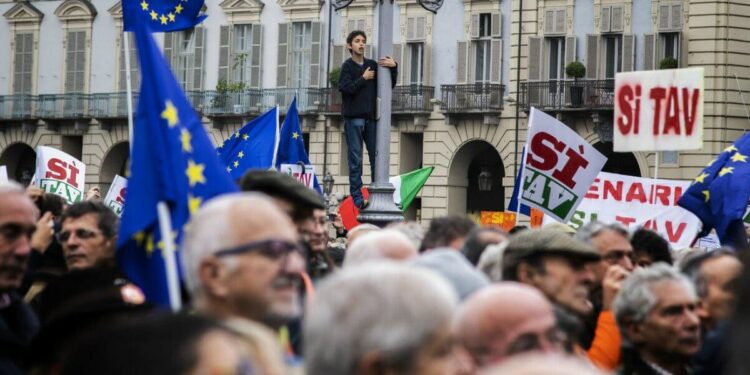 In piazza a Torino per il Sì alla Tav il 10 novembre scorso (LaPresse)