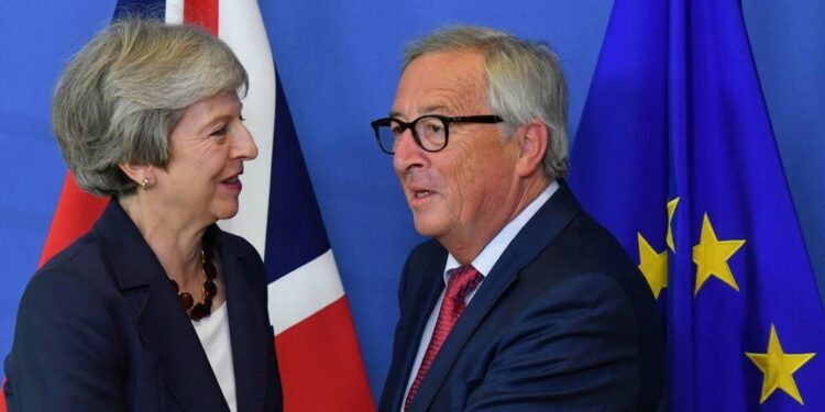 La premier britannica Theresa May con il presidente della Commissione Ue Jean-Claude Juncker (LaPresse)