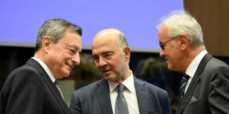 Mario Draghi, presidente della Bce, con Pierre Moscovici, commissario europeo (LaPresse)