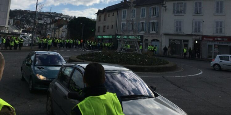 Francia, corteo gilet gialli (Twitter)