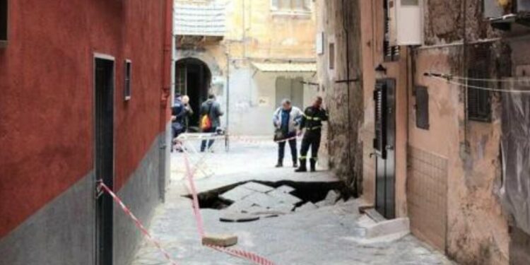 Napoli, voragine in strada