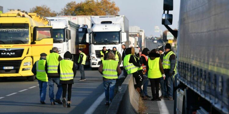 Trasportatori francesi con i giubbotti gialli in segno di protesta (LaPresse)