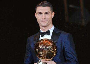 Cristiano Ronaldo con il Pallone d'Oro