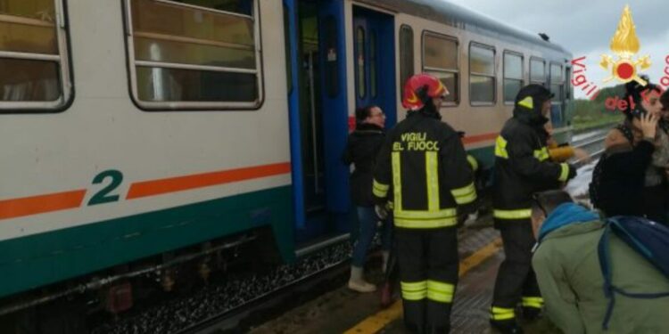 Treno investito da tromba d'aria