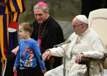 Papa Francesco con il bambino argentino, all'udienza di ieri (LaPresse)