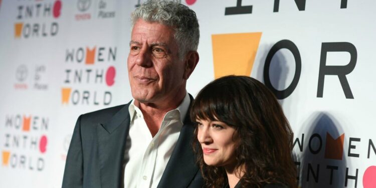 Asia Argento con l'allora compagno Anthony Bourdain, nell'aprile 2018 (LaPresse)