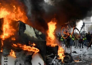 Protesta dei gilets jaunes sugli Champs Elysées (LaPresse)