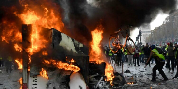 Protesta dei gilets jaunes sugli Champs Elysées (LaPresse)