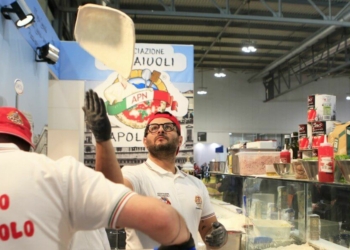 I pizzaiuoli napoletani in azione all'Artigiano in Fiera