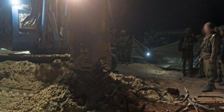 Israele, scoperti tunnel Hezbollah (foto da Twitter)