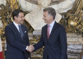 Giuseppe Conte con il presidente argentino Mauricio Macri (LaPresse)