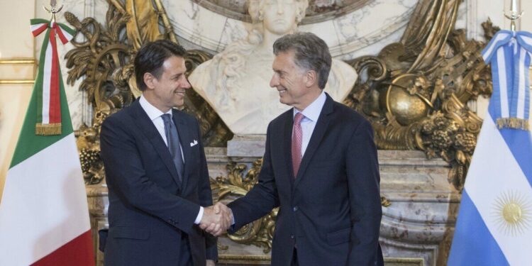 Giuseppe Conte con il presidente argentino Mauricio Macri (LaPresse)