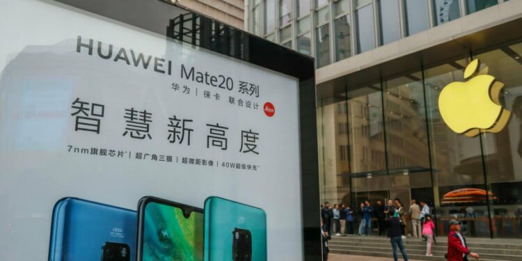 I loghi di Huawei ed Apple