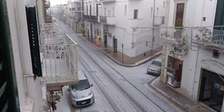 Polignano a mare sotto la grandine, foto da Facebook