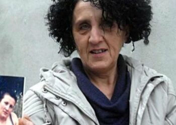 La mamma di Giada Anteghini mostra una sua foto (foto da web)