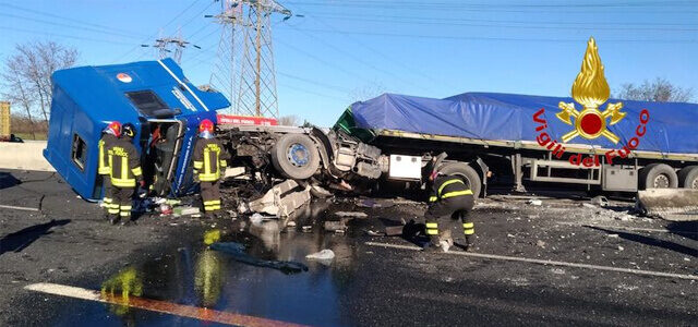 Incidente A8: tir sfonda guard rail