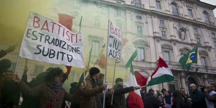 Manifestazione per l'estradizione di Cesare Battisti (LaPresse)