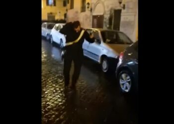 Carabiniere aggredito dai tifosi della Lazio, foto da YouTube