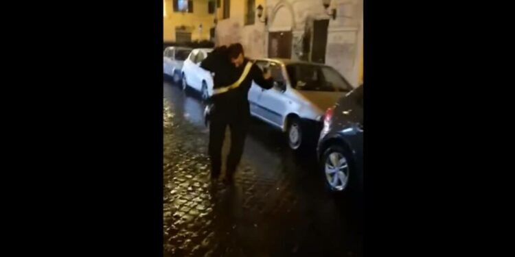 Carabiniere aggredito dai tifosi della Lazio, foto da YouTube