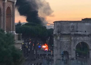 Incendio bus turistico a Roma (Foto facebook Micaela Quintavalle, 2018)