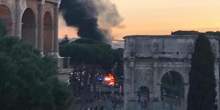 Incendio bus turistico a Roma (Foto facebook Micaela Quintavalle, 2018)