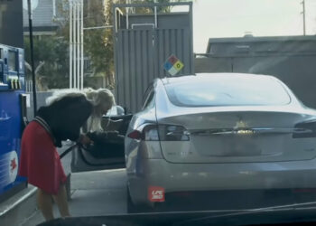 Ragazza tenta di fare benzina nell'auto elettrica: video esilarante