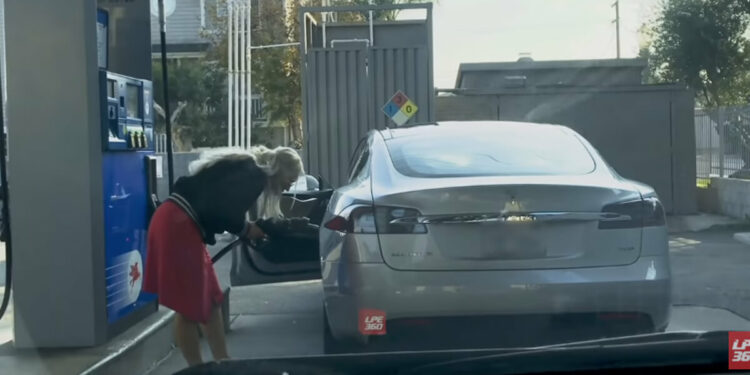 Ragazza tenta di fare benzina nell'auto elettrica: video esilarante