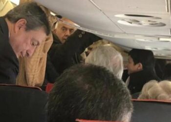 Mario Draghi viaggia in economy (foto da Twitter)