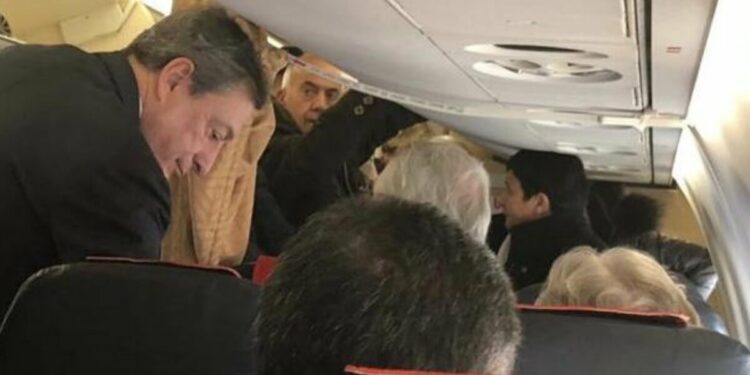 Mario Draghi viaggia in economy (foto da Twitter)