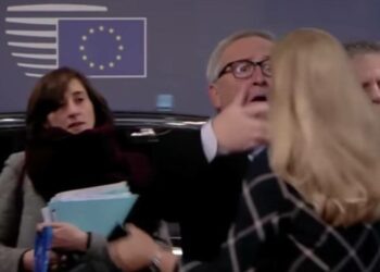 Juncker spettina una donna