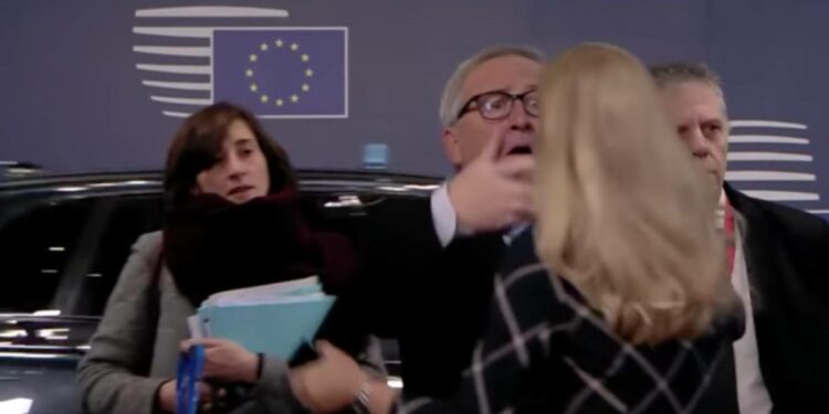 Juncker spettina una donna