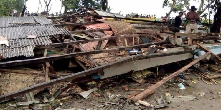 Tsunami in Indonesia dopo l'eruzione del Krakatoa