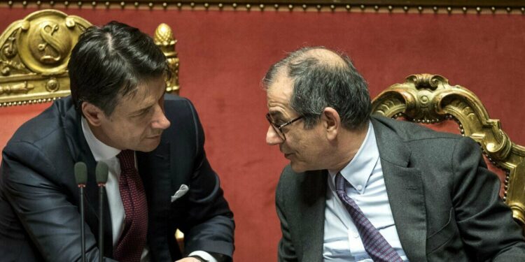 Giuseppe Conte e Giovanni Tria (Lapresse)